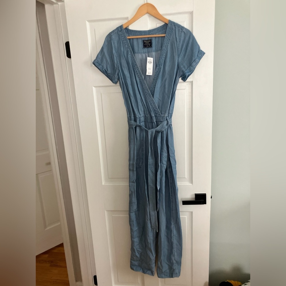 NEW ⭐️ Abercrombie & Fitch | Denim Chambray Blue Wrap Jumpsuit | Medium